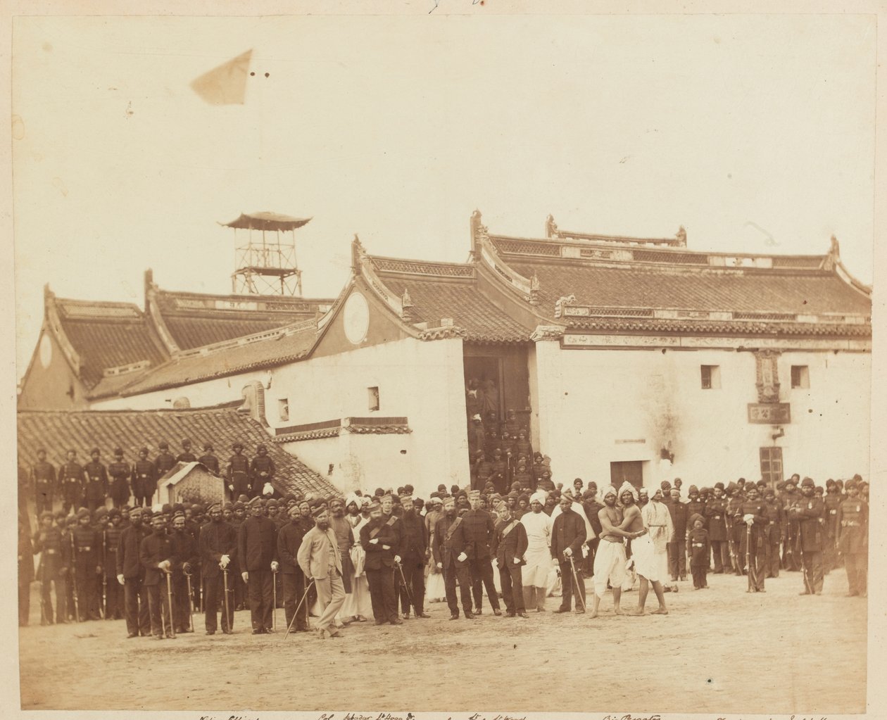 चीन के 1860 में निंग पो जॉस-हाउस के बाहर, मूल निवासी इन्फैंट्री, बॉम्बे की दूसरी बेलूच रेजिमेंट द्वारा फेलिस बीटो