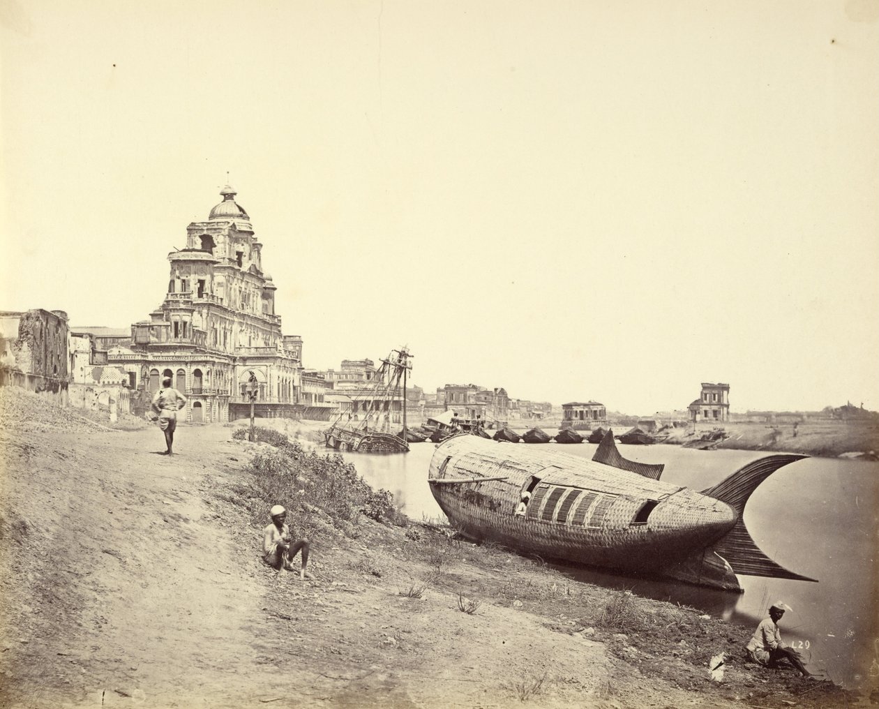 गटर नदी पर मछली के आकार में राजा की नाव के साथ चटर मंज़िल पैलेस द्वारा फेलिस बीटो