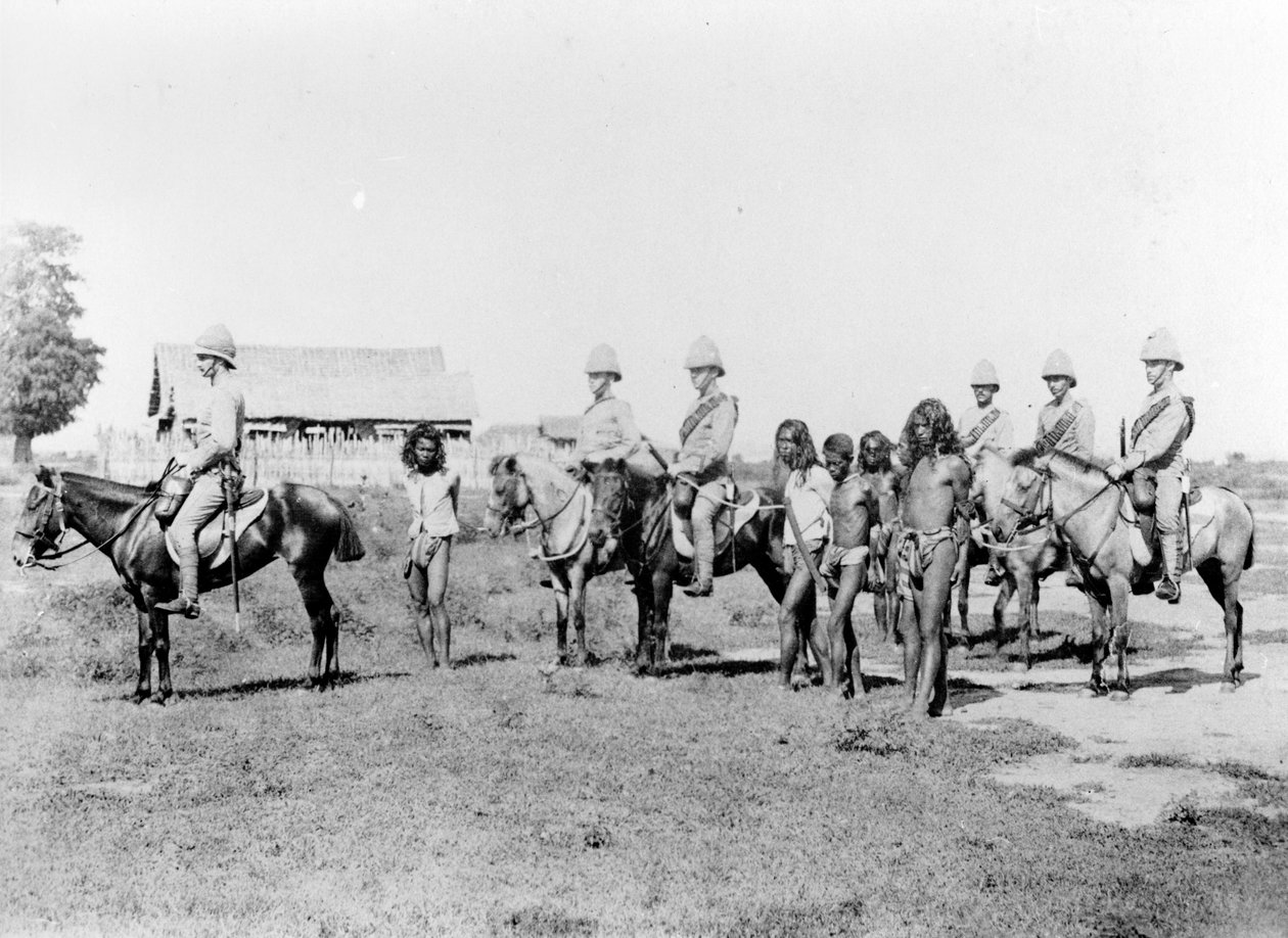 डकैतों को माउंटेड इन्फैंट्री द्वारा लाया गया, c.1890 द्वारा फेलिस बीटो