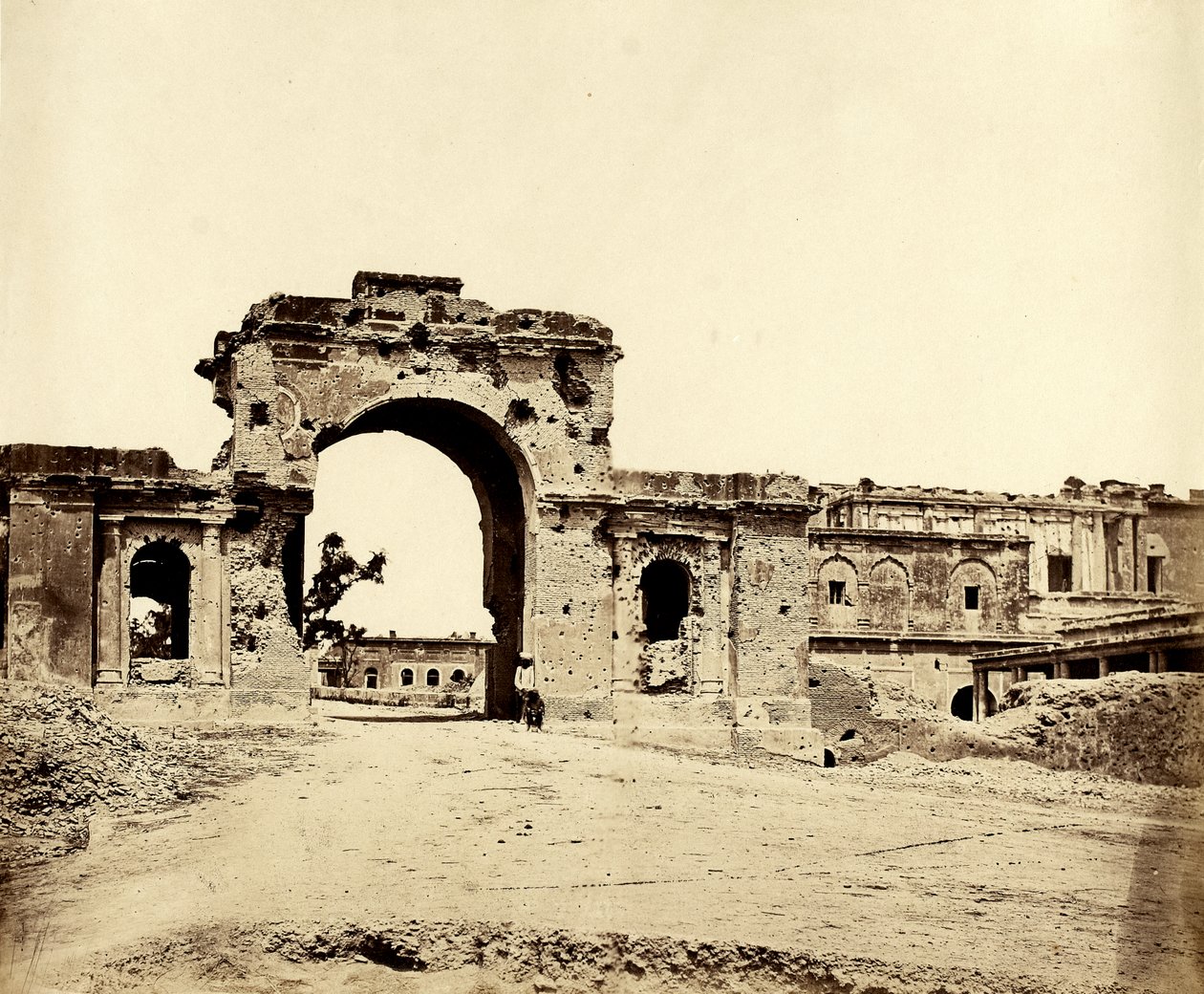 रेजिडेंसी, लखनऊ, 1858 में प्रवेश द्वार द्वारा फेलिस बीटो