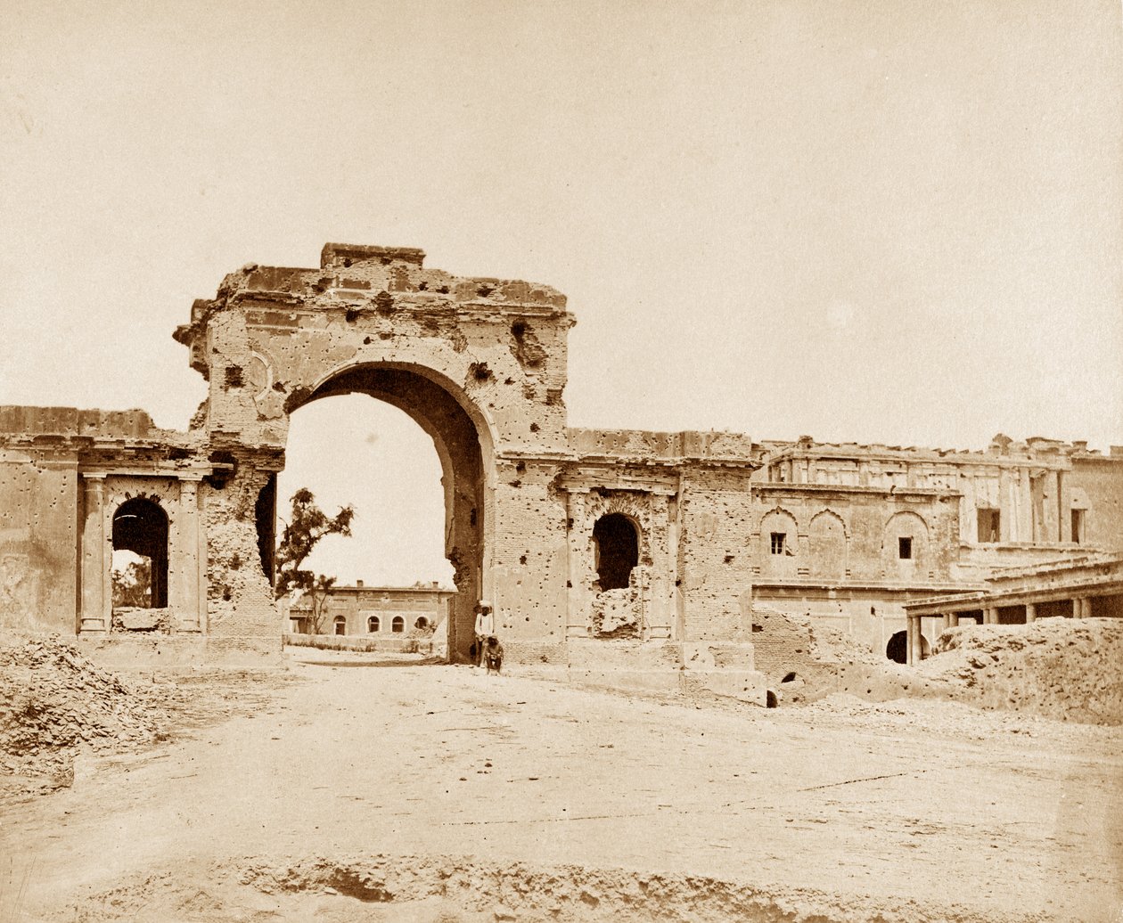 गेटवे रेजिडेंसी में अग्रणी, 13 वीं मूल निवासी इन्फैंट्री के कैप्टन एटकिंसन द्वारा आयोजित किया गया द्वारा फेलिस बीटो