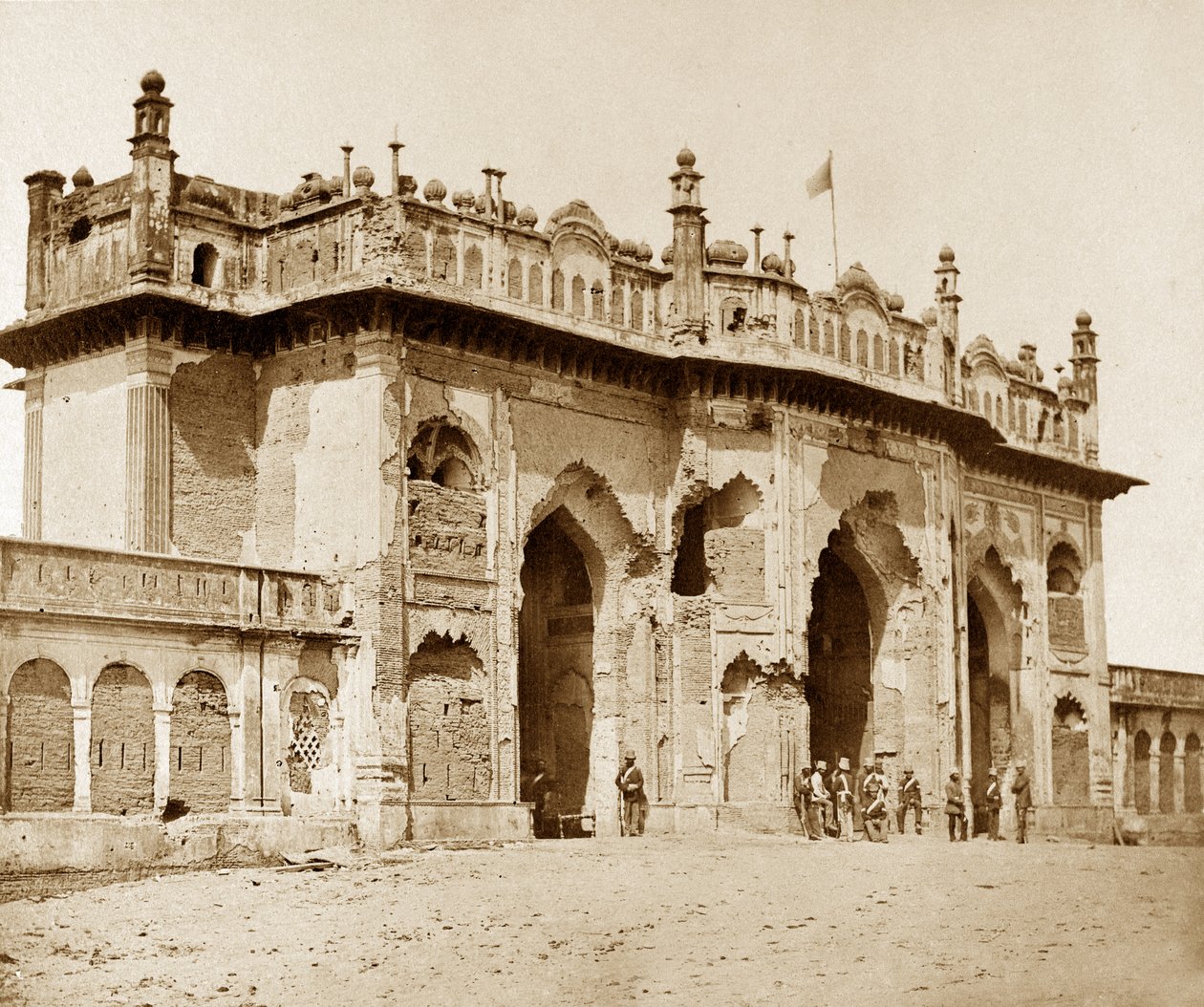 Imaumbarah के चर्च के लिए प्रवेश द्वार से भारी क्षतिग्रस्त द्वारा फेलिस बीटो