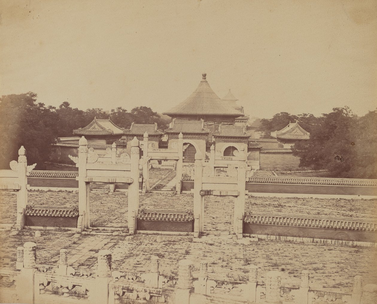 अक्टूबर 1860 में चीनी शहर पेकिन में स्वर्ग के मंदिर का आंतरिक भाग और मेहराब जहाँ सम्राट साल में एक बार बलि देते थे द्वारा फेलिस बीटो