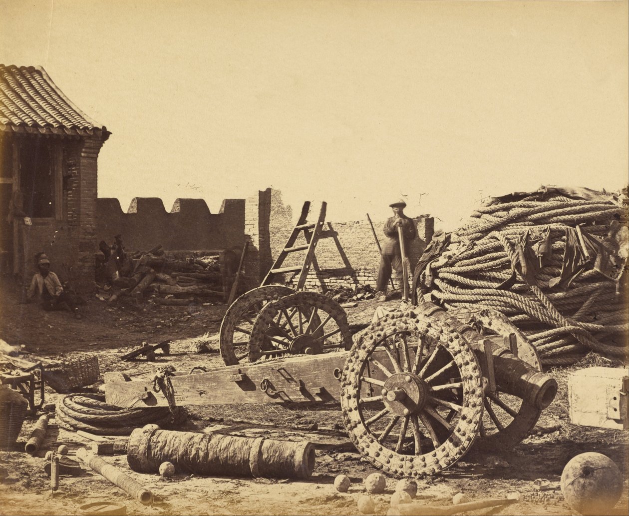 1 अगस्त 1860 को मैगज़ीन और वुडेन गन दिखाते हुए पेहटांग का इंटीरियर द्वारा फेलिस बीटो