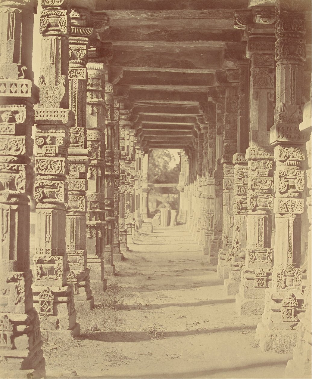 कुतुब में हिंदू मंदिर का आंतरिक भाग द्वारा फेलिस बीटो