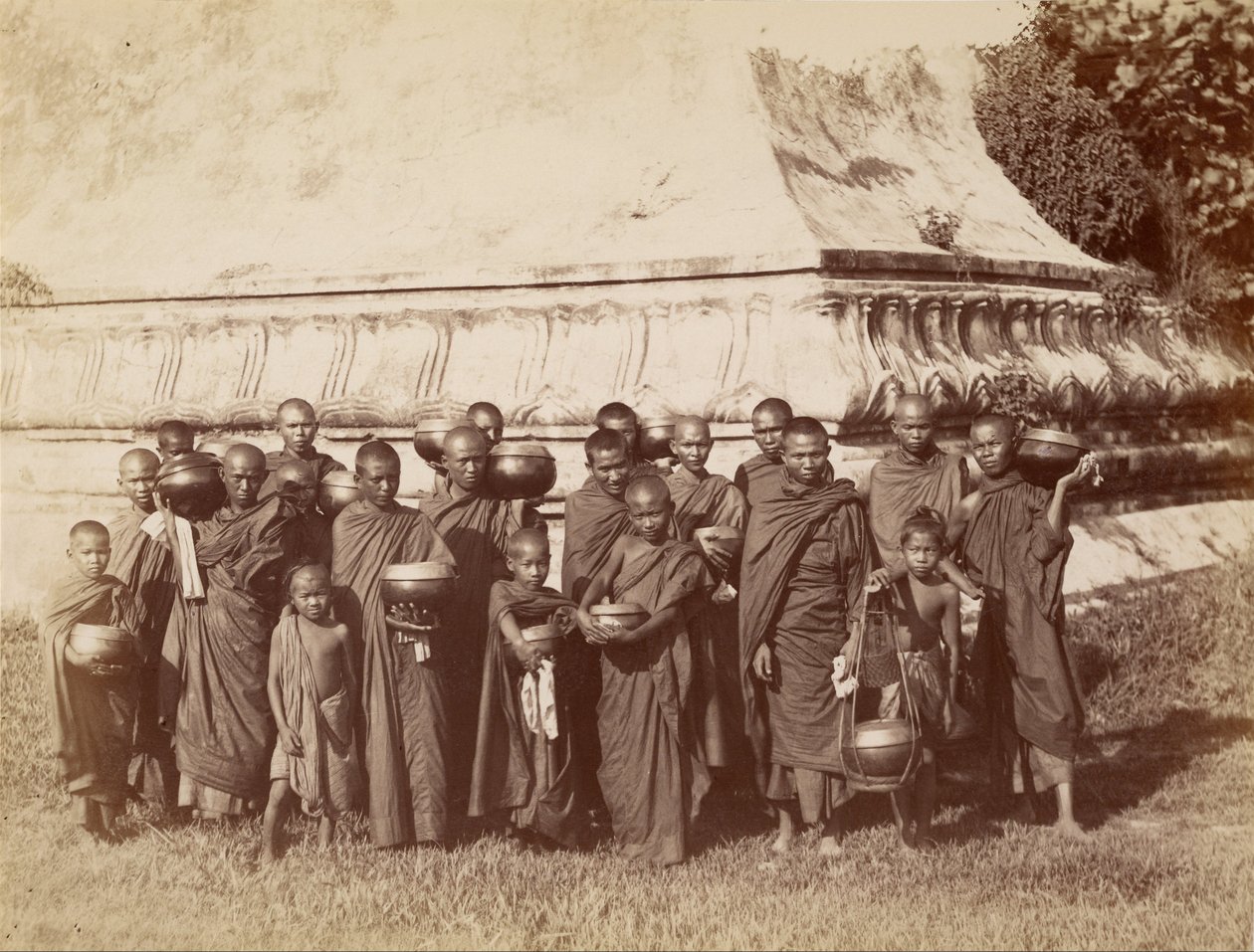 अपने दैनिक भोजन की शुरुआत के बाद उनके मठ में लौटना - बर्मी पुजारी द्वारा फेलिस बीटो