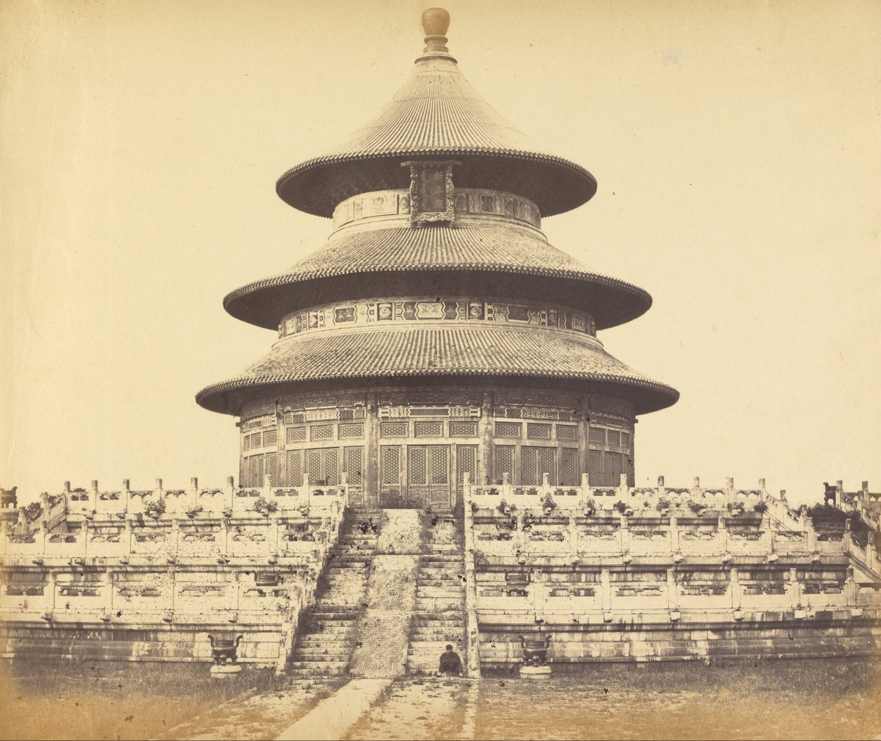 स्वर्ग का पवित्र मंदिर जहां सम्राट एक बार चीनी शहर पेकिन, ऑक्टोब में साल में एक बार बलिदान करते हैं द्वारा फेलिस बीटो