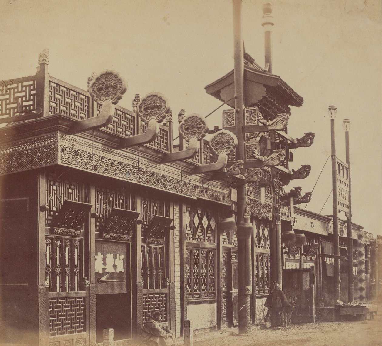 दुकानें और सड़क, चीनी शहर पेकिन, अक्टूबर 1860, 1860। द्वारा फेलिस बीटो