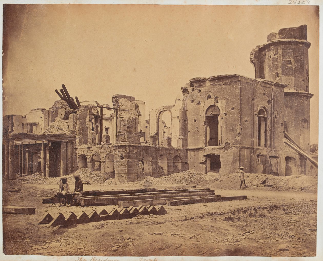 रेजिडेंसी के सामने, लखनऊ, 1858 द्वारा फेलिस बीटो