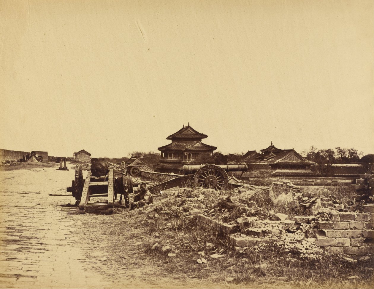 14 अक्टूबर, 1860 को हमारी बैटरियों के खिलाफ चीनी तोपों का निर्देशन करते हुए पेकिन की दीवार के ऊपर द्वारा फेलिस बीटो