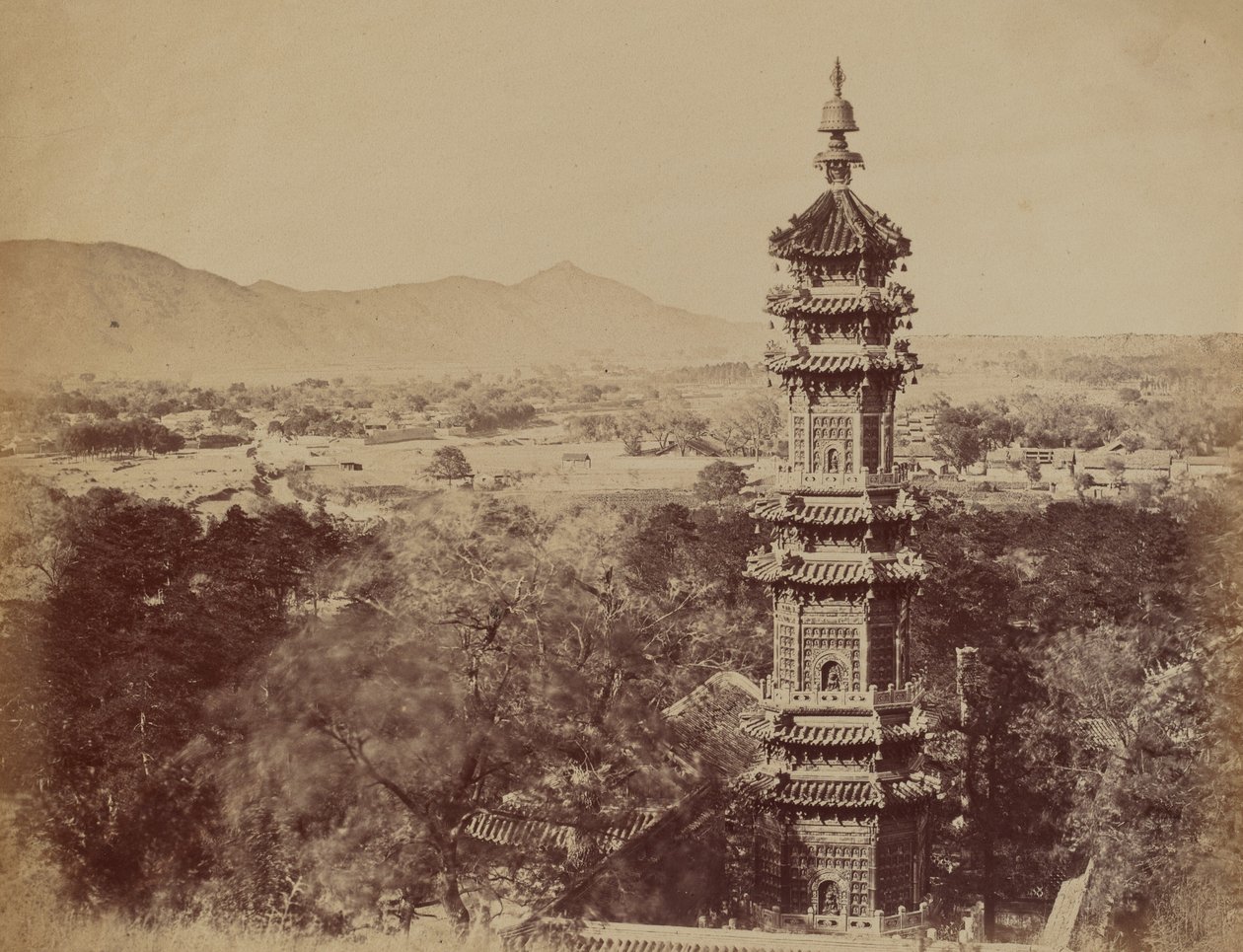 समर पैलेस यूएन मिन यूएन, पेकिन का दृश्य, पैगोडा दिखाते हुए..., अक्टूबर 1860, 1860। द्वारा फेलिस बीटो