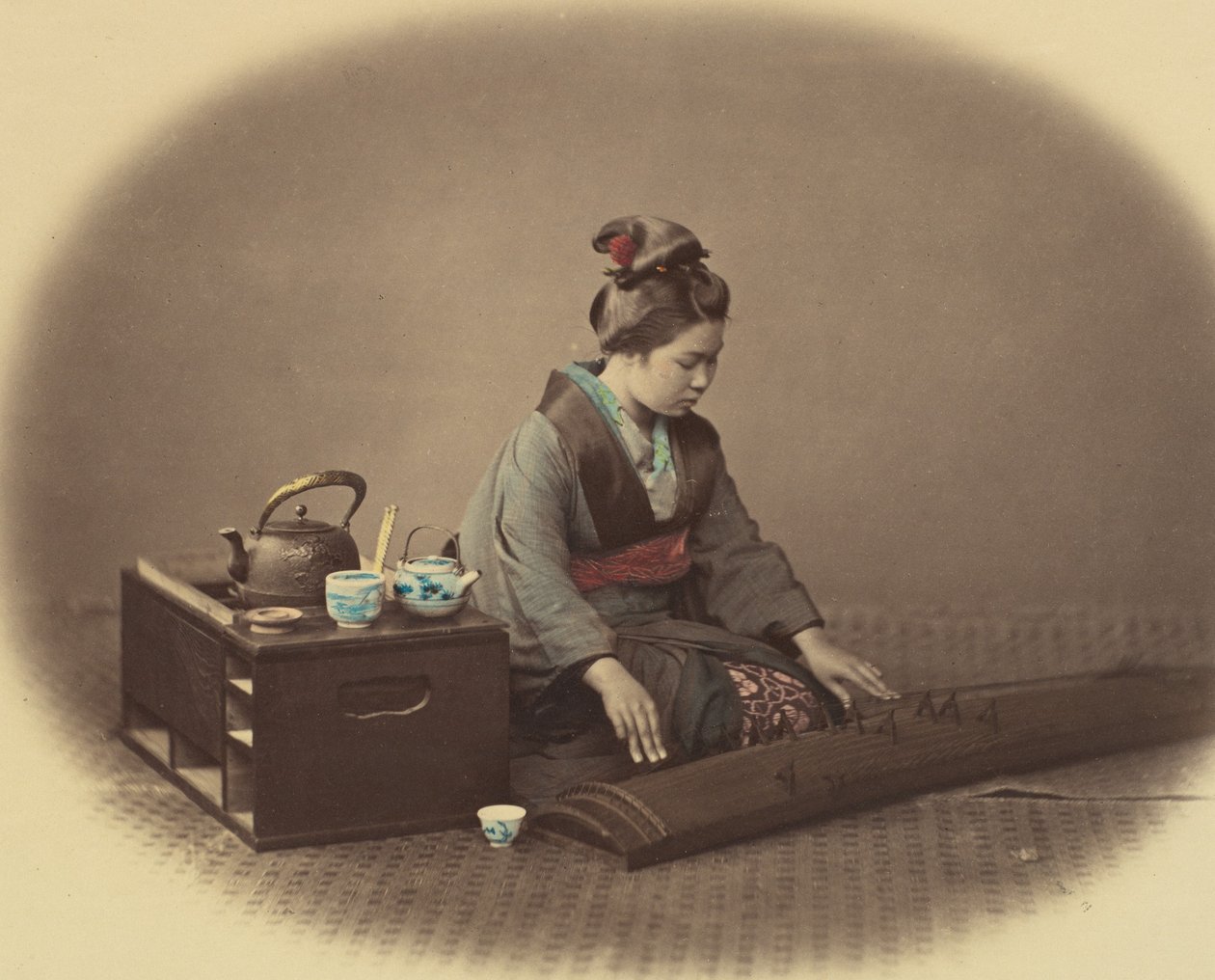 चाय के सेट वाली महिला कोतो बजाती हुई, सीए। 1860. द्वारा फेलिस बीटो