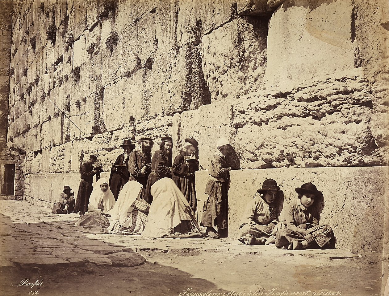 वेलिंग वॉल (या पश्चिमी दीवार), यरुशलम पर प्रार्थना करते हुए इस्राएलियों का एक समूह द्वारा फेलिक्स बोनफिल्स