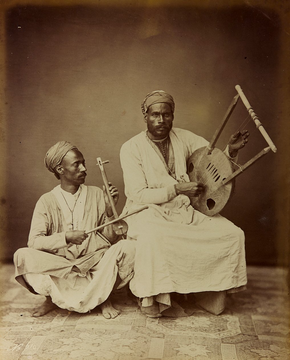 एल्बम " दमास एट बालबेक ": सीरियाई संगीतकारों की जोड़ी ने एक तार वाले वाद्य यंत्र को बजाते हुए फोटो खिंचवाई द्वारा फेलिक्स बोनफिल्स