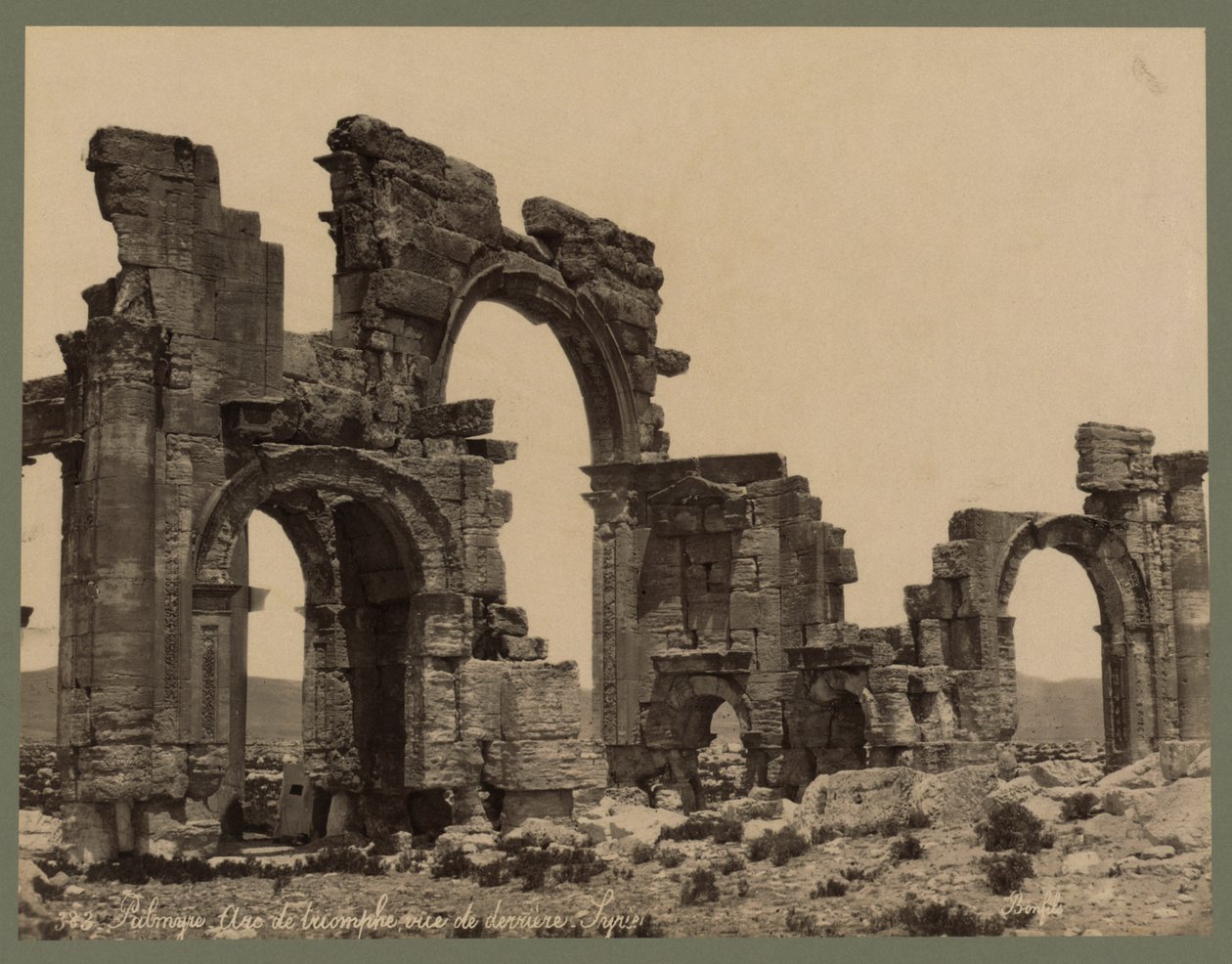 द ग्रेट कोलोनेड में प्रवेश, पलमायरा, c.1875 (एल्ब्यूमेन प्रिंट) द्वारा फेलिक्स बोनफिल्स