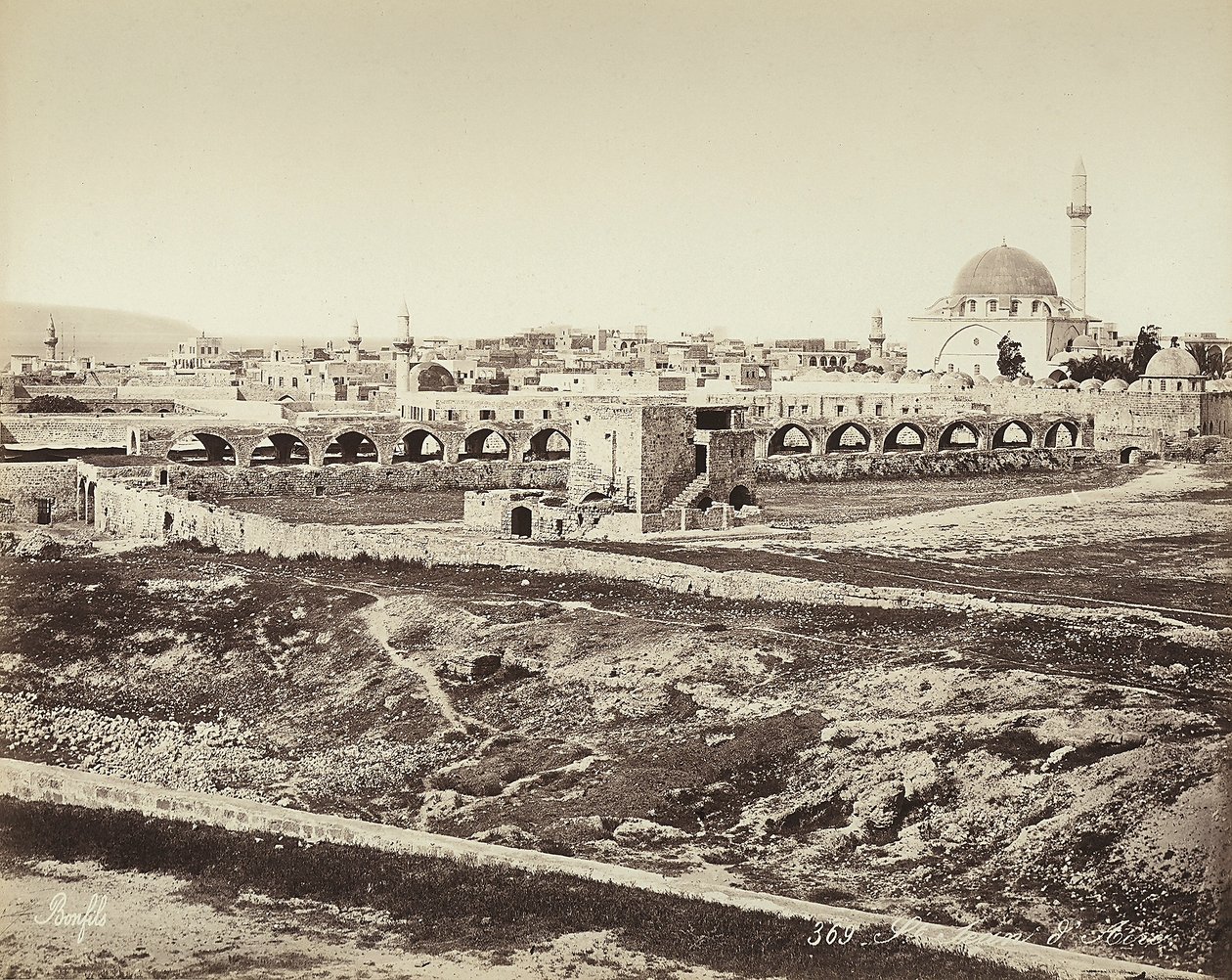 Isreal mosque में एक मस्जिद के साथ आबादी वाले इलाके का विहंगम दृश्य द्वारा फेलिक्स बोनफिल्स