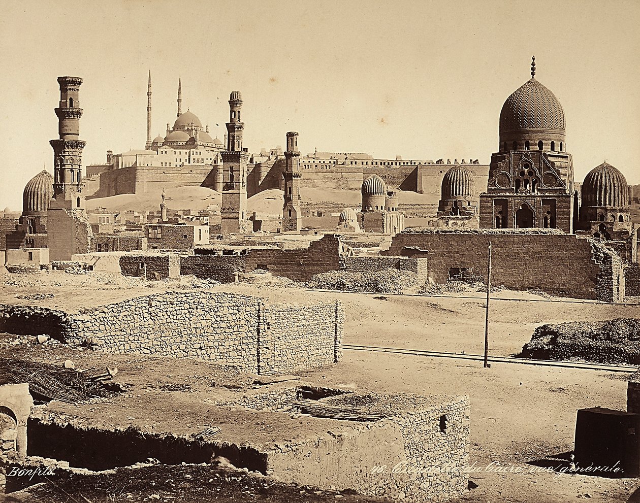 काहिरा, मिस्र में कई प्राचीन स्मारकों और खोजों के साथ गढ़ का दृश्य द्वारा फेलिक्स बोनफिल्स