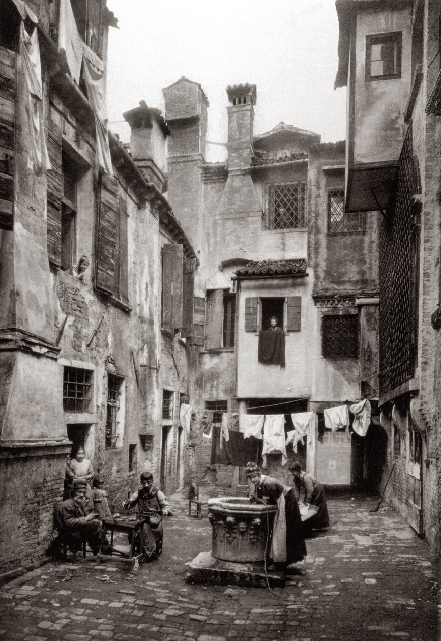 वेनिस में इमारतों से घिरा एक आंगन, c.1880 द्वारा फर्डिनेंडो ओगनिया