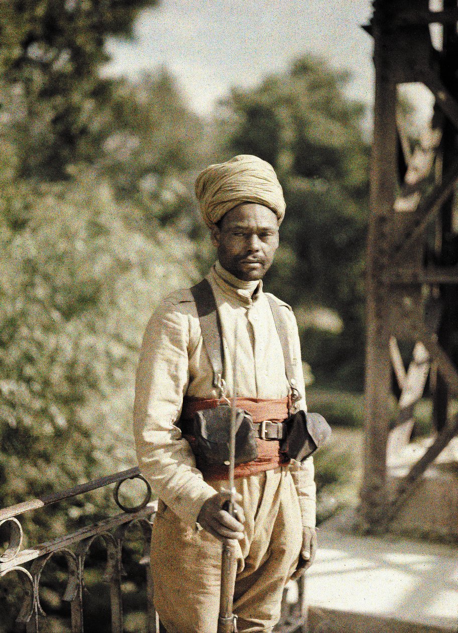 एक पुल पर अल्जीरियाई गार्ड, पोमियर्स, आइज़ेन, फ्रांस, 1917 (ऑटोक्रोम) द्वारा फर्नांड क्विल