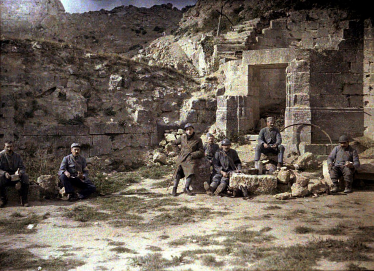 दोपहर के भोजन में फ्रांसीसी सैनिक, Coucy-le-Chateau-Auffrique, Aisne, फ्रांस, 1917 (ऑटोक्रोम) द्वारा फर्नांड क्विल