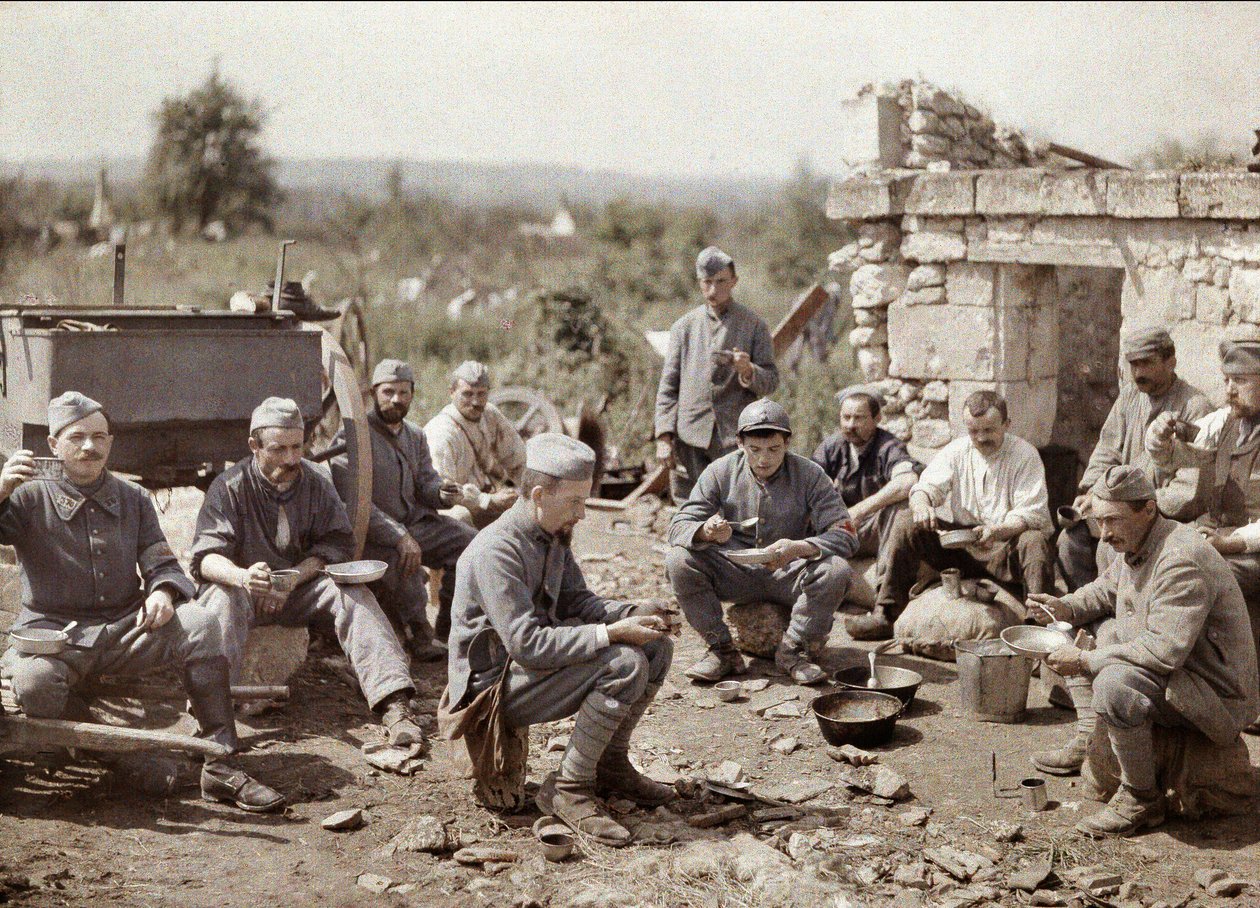 Aisne, फ्रांस, 1917 (ऑटोक्रोम) की लड़ाई के दौरान सूप खाने वाले 370 वें इन्फैंट्री रेजिमेंट के फ्रांसीसी सैनिक द्वारा फर्नांड क्विल