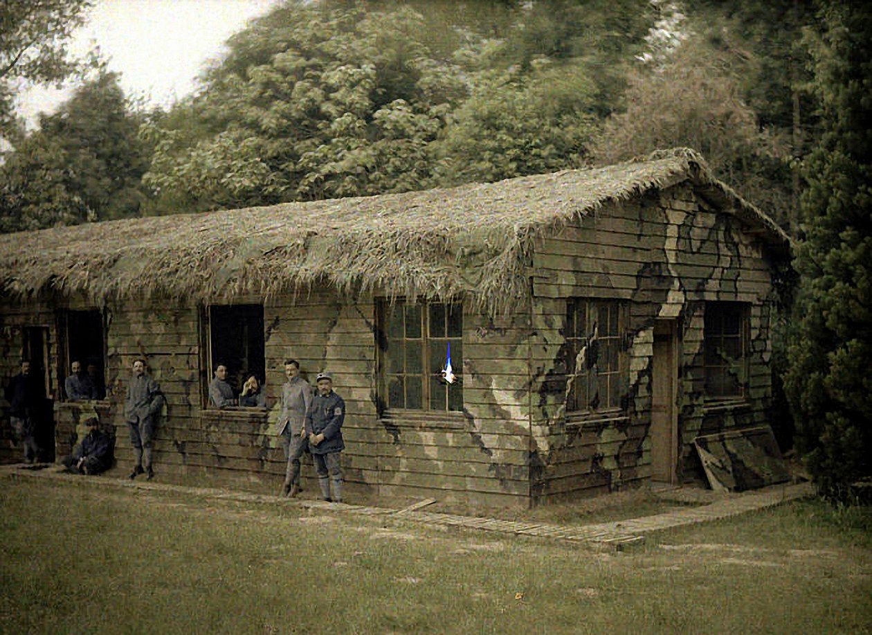 सैन्य छलावरण, Soissons, Aisne, फ्रांस, 1917 (ऑटोक्रोम) के साथ एक लकड़ी की इमारत पर नौ फ्रांसीसी सैनिक द्वारा फर्नांड क्विल