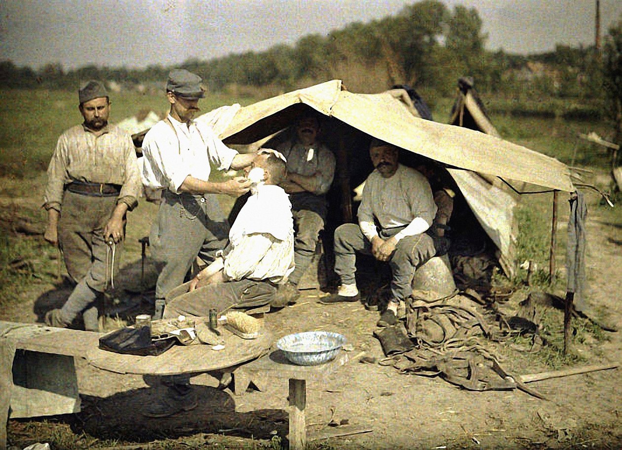 सोल्जियन, एइसन, फ्रांस, 1917 (ऑटोट्रॉम) में एक फ्रांसीसी सैन्य छावनी में एक नाई द्वारा मुंडा किया गया द्वारा फर्नांड क्विल