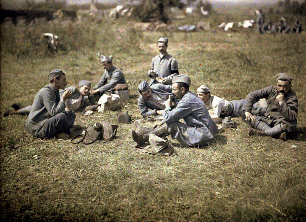 भोजन के बाद आराम करते सैनिक, आइज़ेन, फ्रांस, 1917 (ऑटोक्रोम) द्वारा फर्नांड क्विल