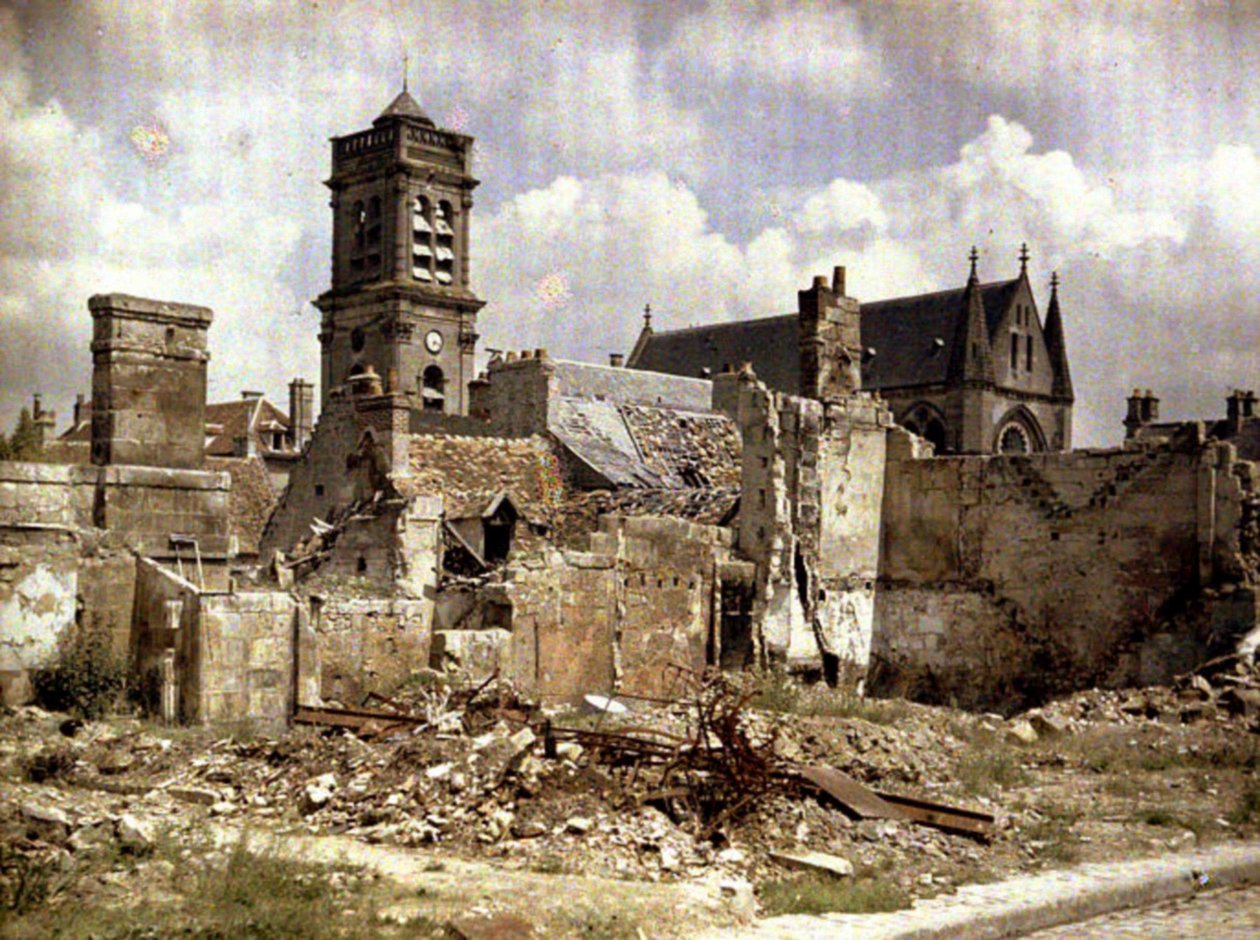 चर्च और Rue du Coq लोम्बार्ड, Soissons, Aisne, फ्रांस, 1917 (ऑटोक्रोम) पर इमारतें द्वारा फर्नांड क्विल