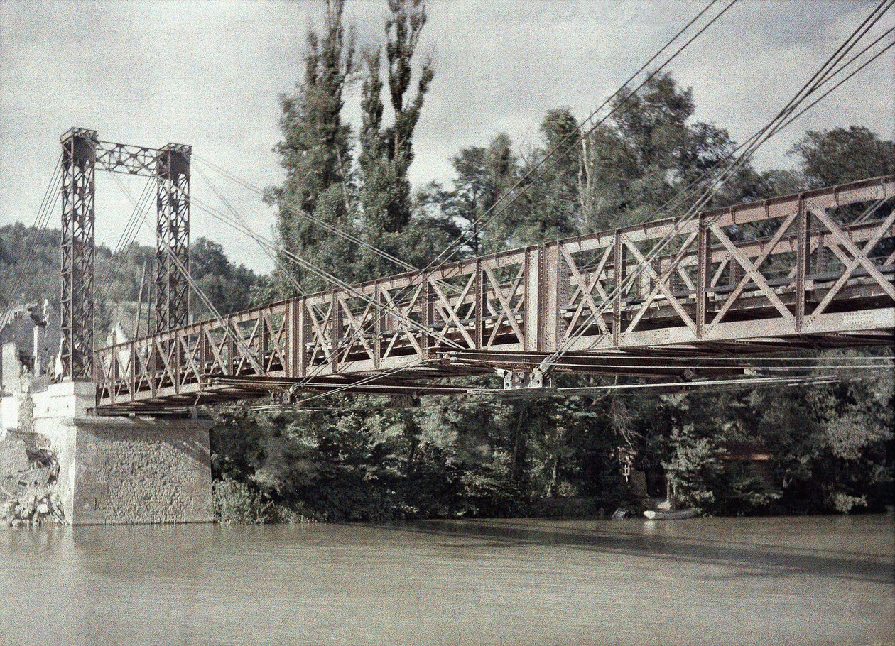 फ्रांस, 1917 (ऑटोक्रोम) में पोमियर्स में नया पुल द्वारा फर्नांड क्विल