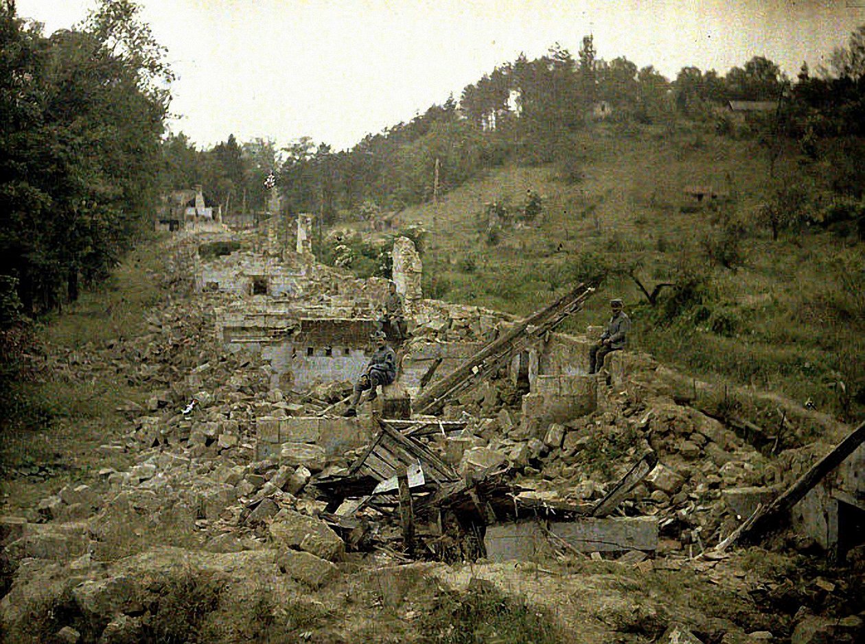 ग्लास फैक्ट्री, वक्स्रोट, कफिस, आइज़ेन, फ्रांस, 1917 (आटोक्रोम) पर खंडहर में तीन सैनिक द्वारा फर्नांड क्विल
