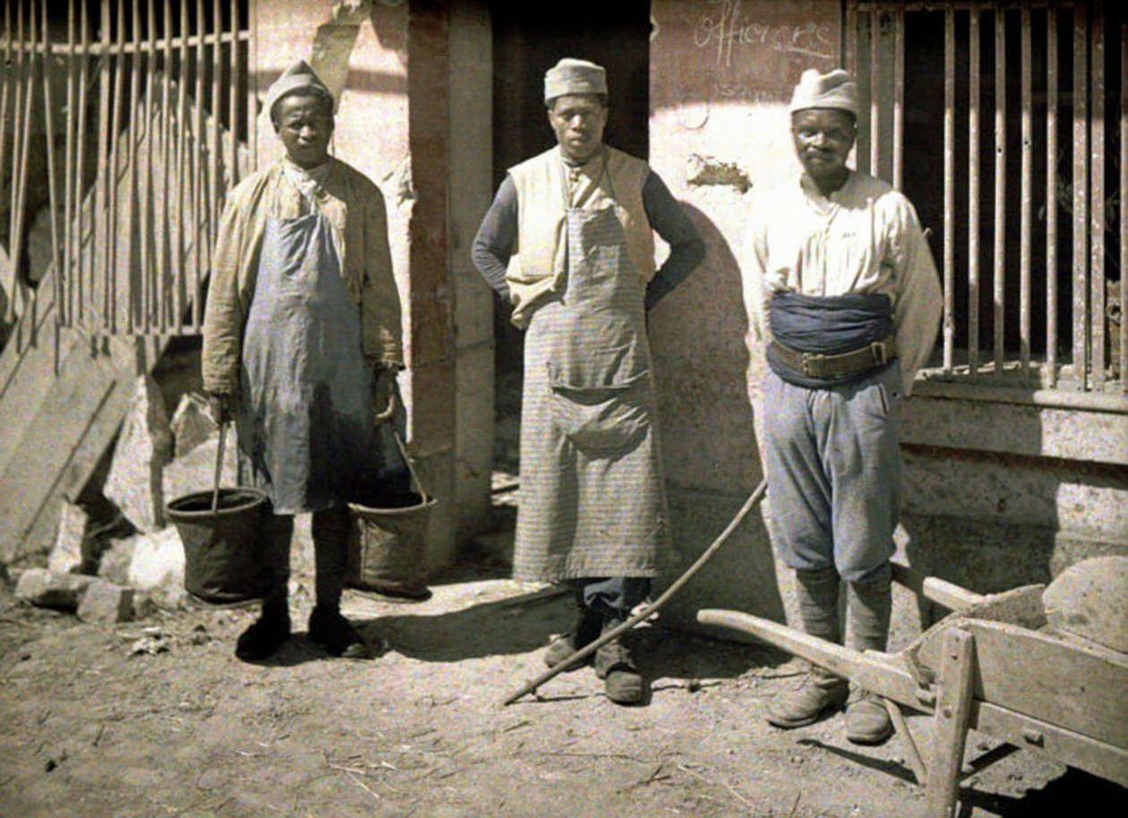 एक घर के सामने सेनेगल के तीन मजदूर, सोइसन्स, ऐस्ने, फ्रांस, 1917 (ऑटोक्रोम) द्वारा फर्नांड क्विल