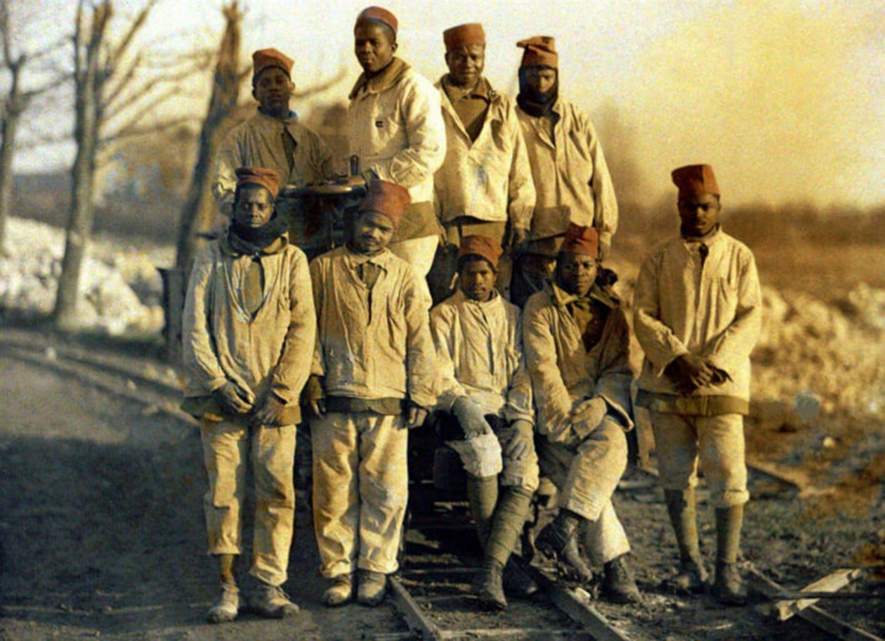 एक रेलबाइक, हैम, सोमे, फ्रांस, 1917 (ऑटोक्रोम) के साथ सेनेगल के कार्यकर्ता द्वारा फर्नांड क्विल