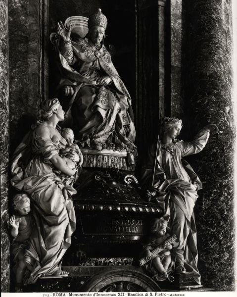 पोप इनोसेंट XII (1615-1700) (संगमरमर) का स्मारक (बी/डब्ल्यू फोटो) द्वारा फ़िलिपो डेला वैले