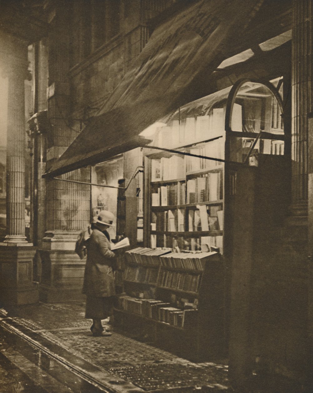 वेट विंटर इवनिंग एंड अ बुक लवर इन ब्लूम्सबरी, c1935। द्वारा फिंचम