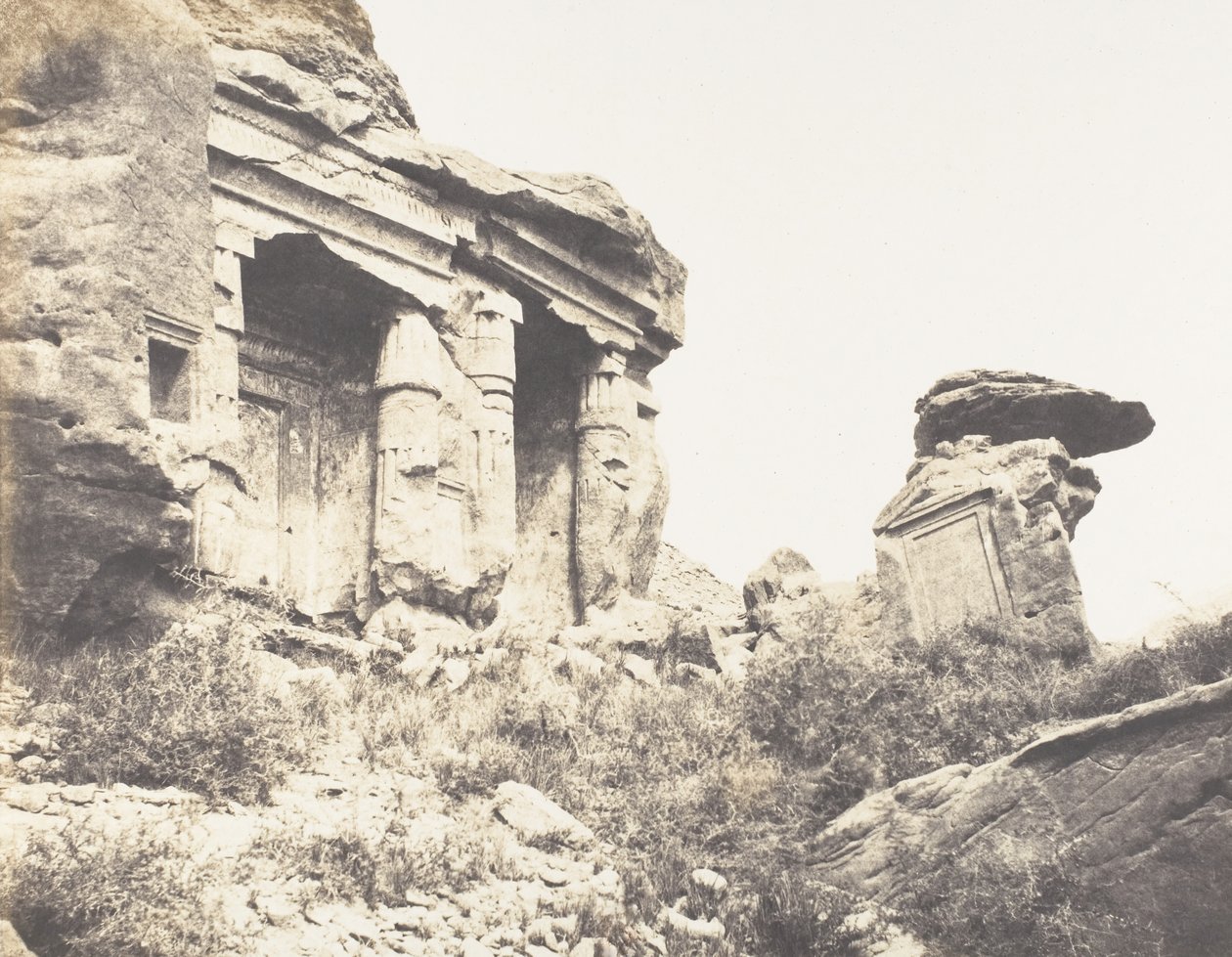 जेबेल सेल्सेलेह सिलसिलिस, स्टील्स आर्किटेक्चरल्स कार्व्ड इन द सी..., 1851-52, 1853-54 मुद्रित। द्वारा फेलिक्स टाइनार्ड