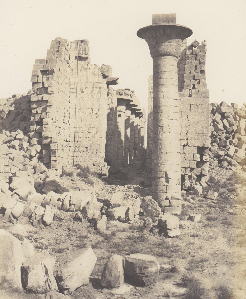 कर्णक थेब्स, पैलेस का आंगन - बिंदु I, 1851-52 से लिया गया दृश्य, 1853-54 मुद्रित। द्वारा फेलिक्स टाइनार्ड