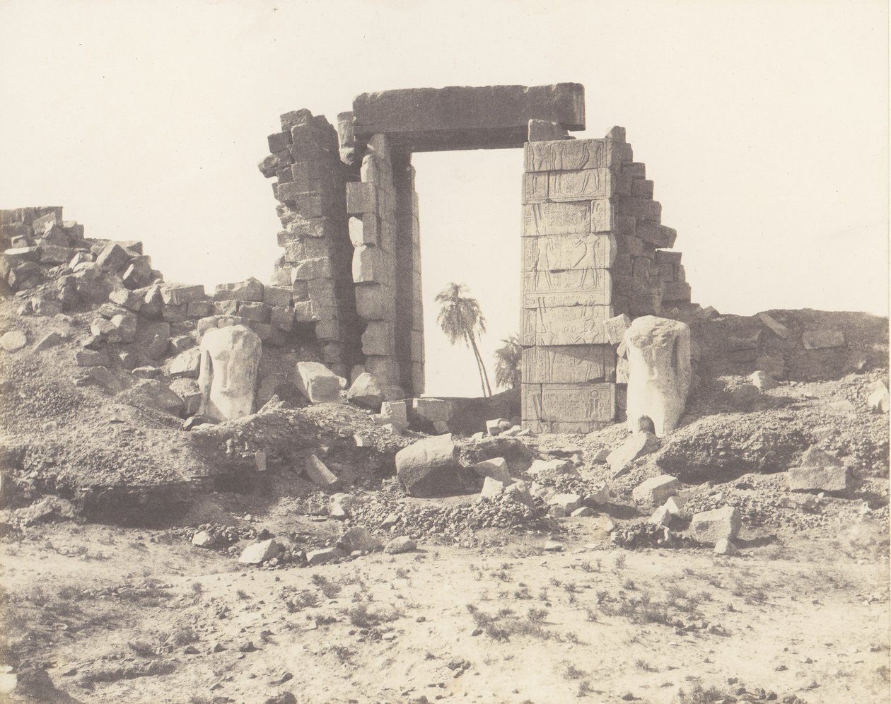 कर्णक थेब्स, पहला तोरण - गेट के खंडहर और कोलॉसी, ..., 1851-52, 1853-54 मुद्रित। द्वारा फेलिक्स टाइनार्ड