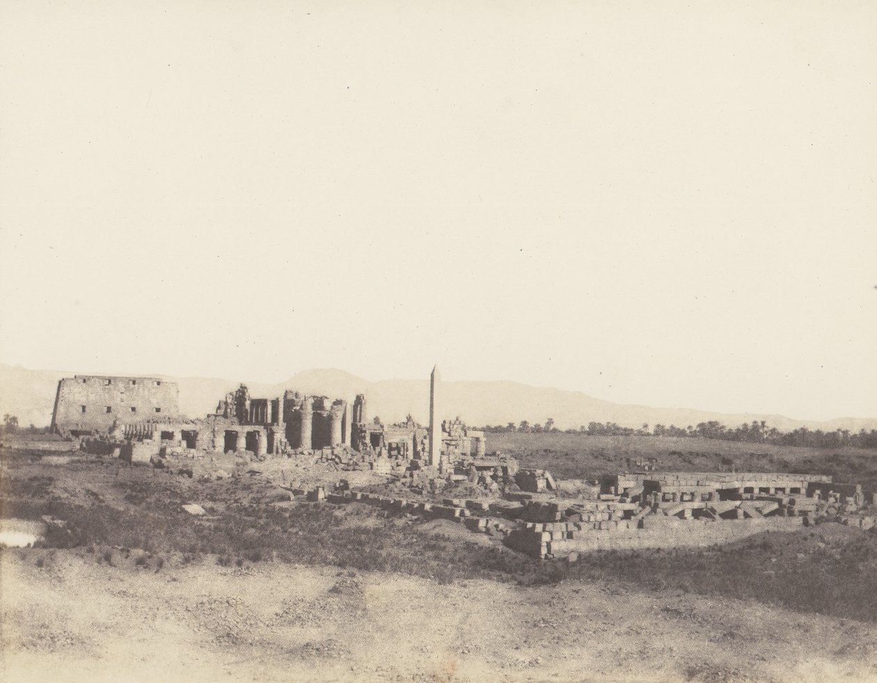 कर्णक थेब्स, टी, 1851-52 में दक्षिण पूर्व से लिए गए खंडहरों का सामान्य दृश्य, 1853-54 मुद्रित। द्वारा फेलिक्स टाइनार्ड
