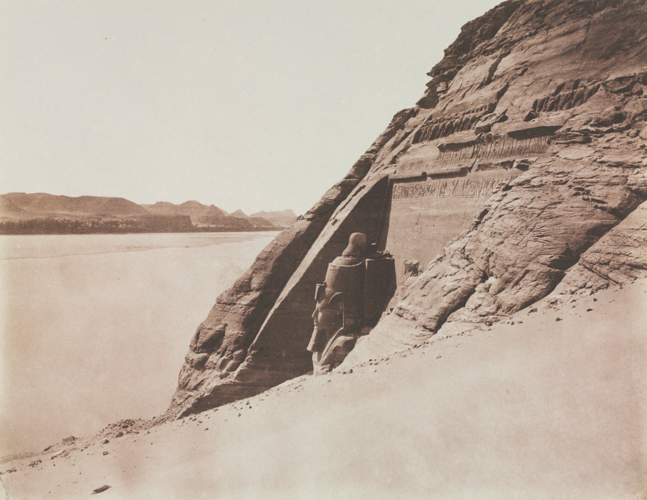 लार्ज स्पीयोस - रामेसेस II, अबू सिंबल, 1851-1852 के सैंड स्लोप मंदिर से लिया गया दृश्य। द्वारा फेलिक्स टाइनार्ड