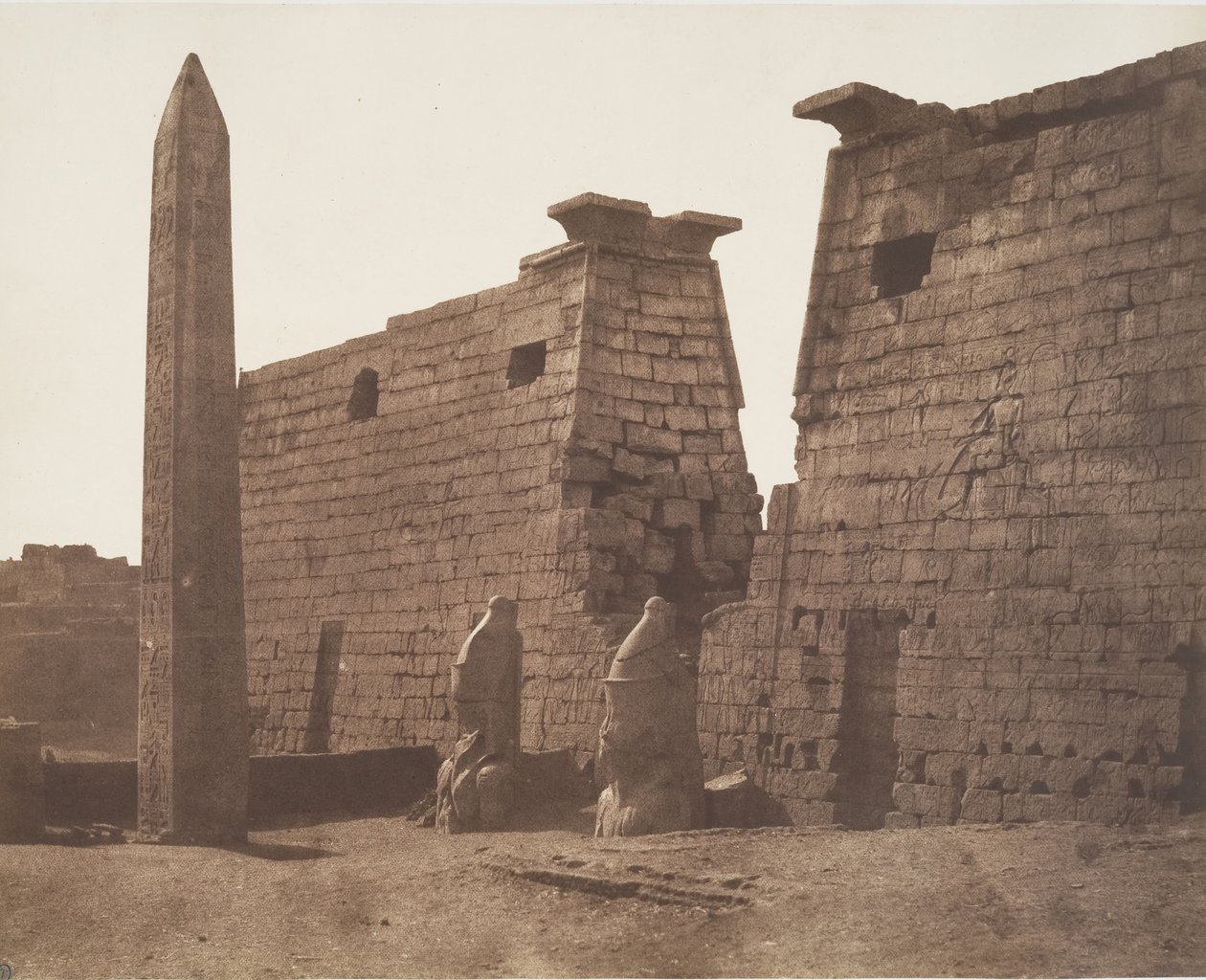 लक्सर थीब्स, प्रायर कंस्ट्रक्शन - कोलोसी तोरण और ओबिलिस्क, 1851-52। द्वारा फेलिक्स टाइनार्ड