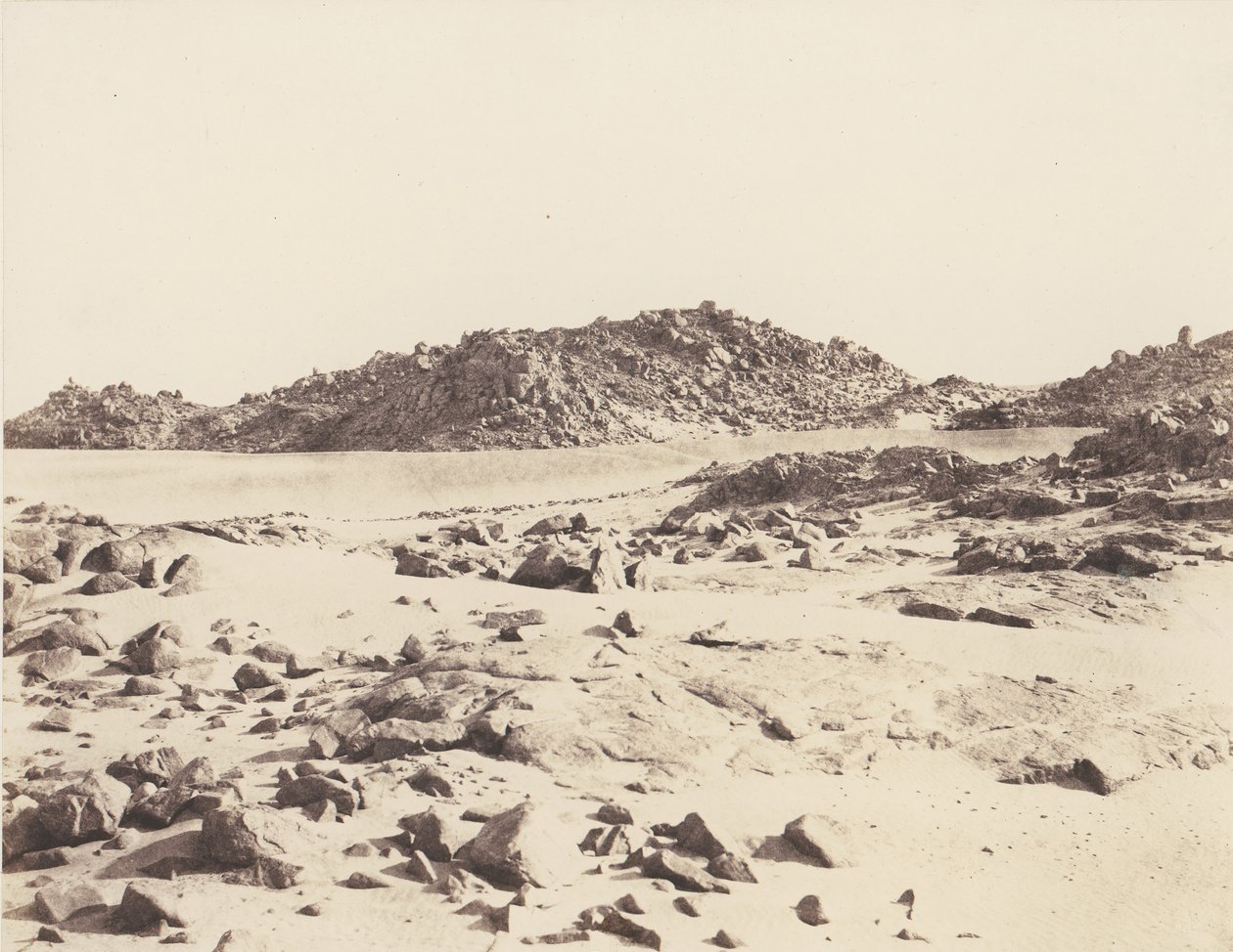पहला मोतियाबिंद, रेत से ढके ग्रेनाइट पर्वत, 1851-52, 1853-54 छपे। द्वारा फेलिक्स टाइनार्ड