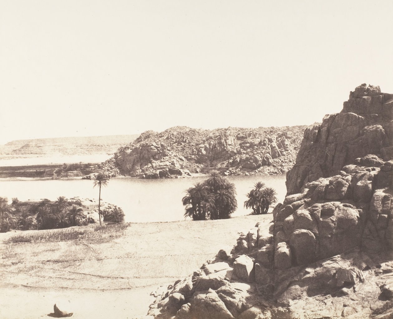तफाह, नील के तट पर ग्रेनाइट चट्टानें, 1851-52, 1853-54 छपी। द्वारा फेलिक्स टाइनार्ड