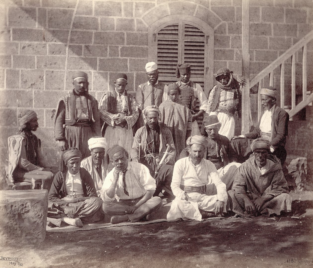 1862 के बेरुत में प्रिंस ऑफ वेल्स की पार्टी में पंद्रह शिविर परिचारकों का समूह द्वारा फ्रांसिस बेडफोर्ड
