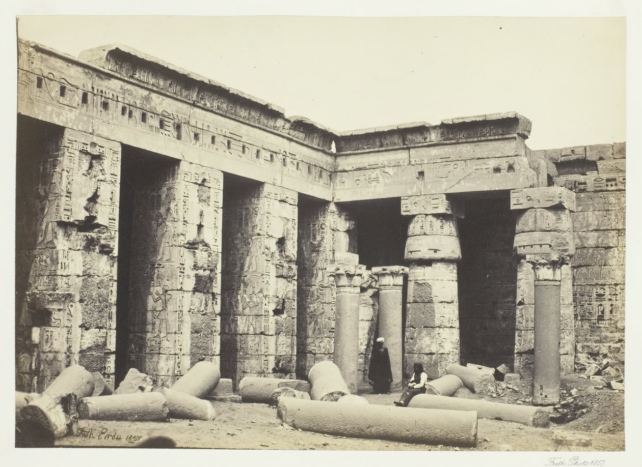 मेडिनेट हैबो का आंतरिक न्यायालय, थेब्स, 1857। द्वारा फ्रांसिस फ्रिथ