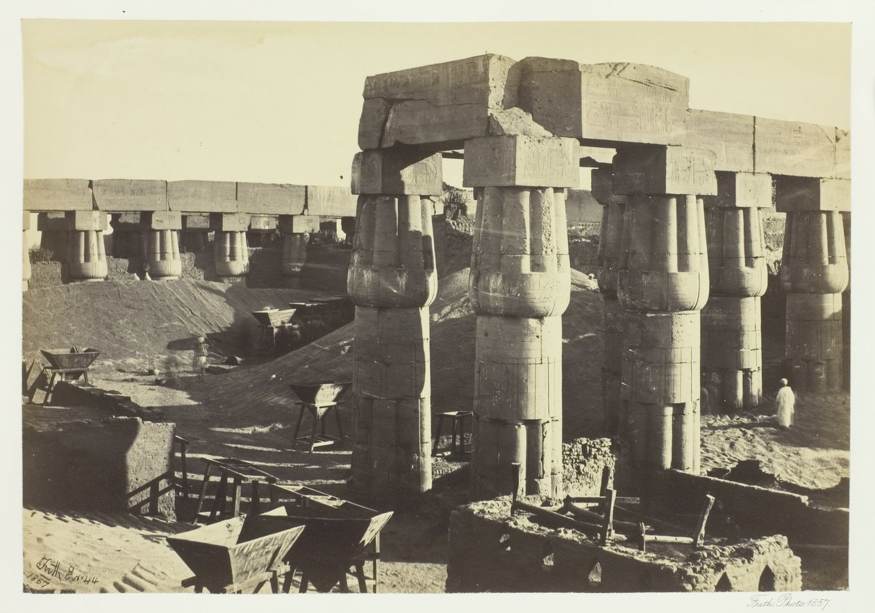 ग्रेट टेंपल द गवर्नमेंट स्टोर्स का हिस्सा, लक्सर, 1857। द्वारा फ्रांसिस फ्रिथ