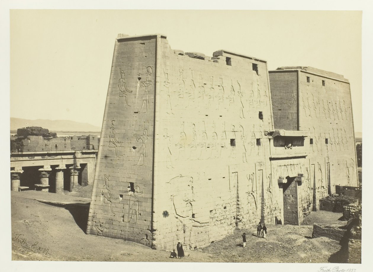 एडफौ, ऊपरी मिस्र, 1857 में द ग्रेट तोरण। द्वारा फ्रांसिस फ्रिथ