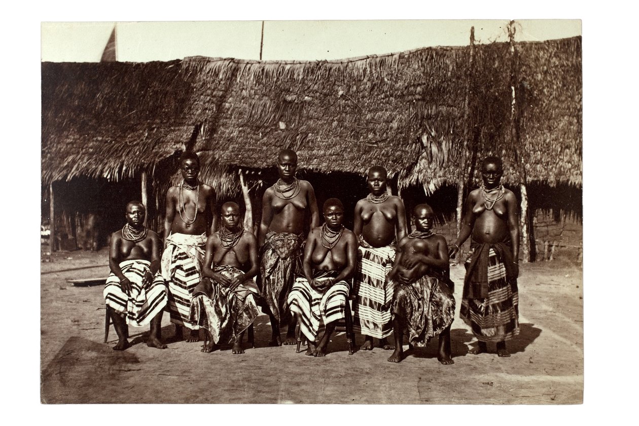 किंग जॉर्ज की पत्नियाँ, ओपोबो, कैलाबर के पास, नाइजीरिया, c.1870 (एल्बम प्रिंट) द्वारा फ्रांसिस डब्ल्यू जोक