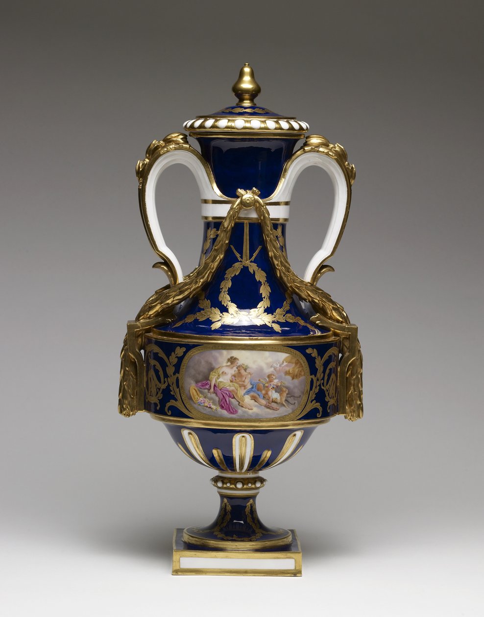 फूलदान, c.1780 (पेंट-अन-गिल्ट के साथ नरम-पेस्ट चीनी मिट्टी के बरतन) द्वारा फ्रांकोइस बाउचर