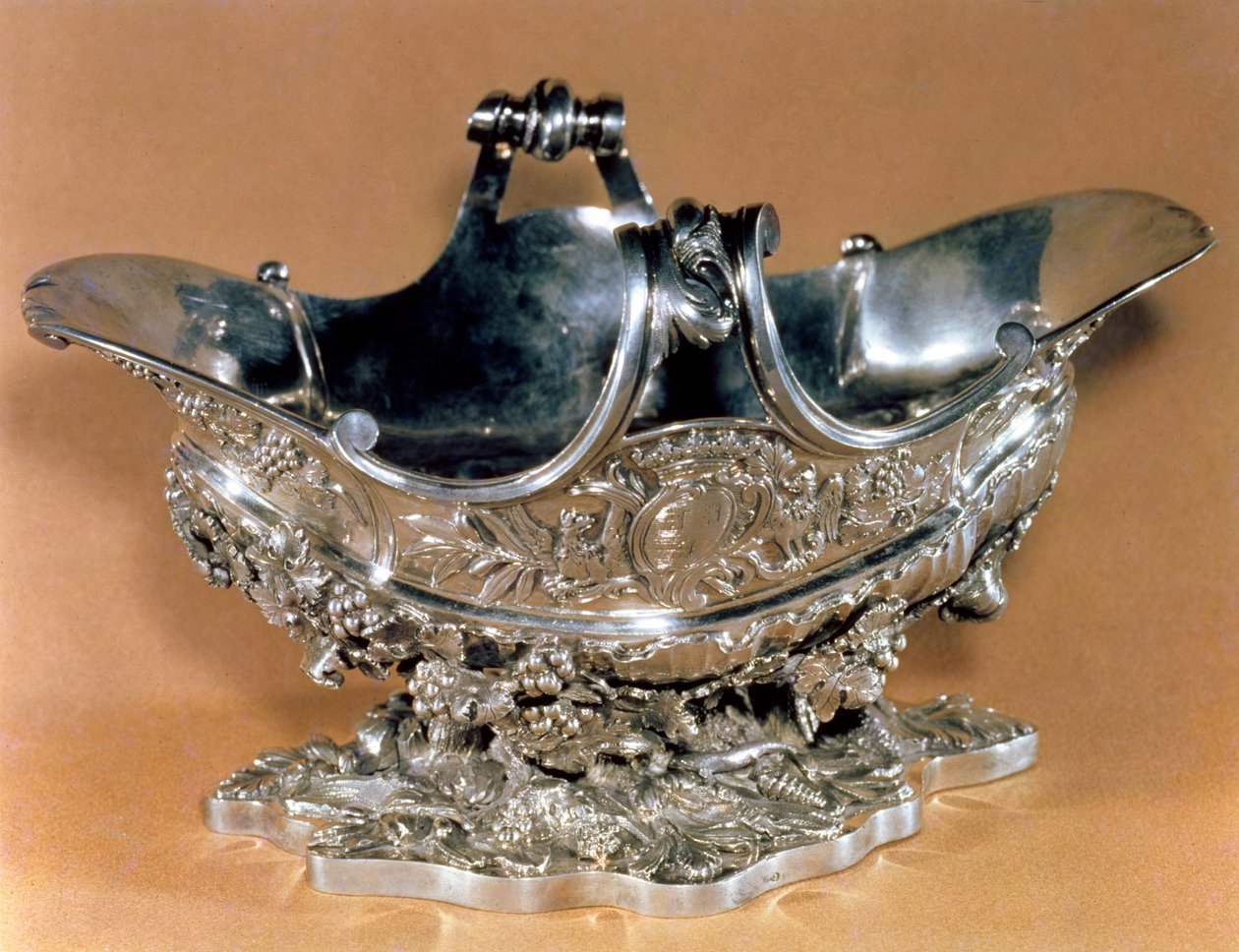 Mme की मेज के लिए सॉस की नाव। डी पोम्पाडोर, उसके कोट ऑफ आर्म्स, पेरिस, 1745-55 (सिल्वर डीएन पार्सल-गिल्ट) द्वारा फ्रेंकोइस जौबर्ट